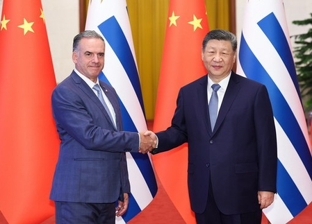 शी चिनफिंग ने उरुग्वे के राष्ट्रपति के साथ वार्ता की