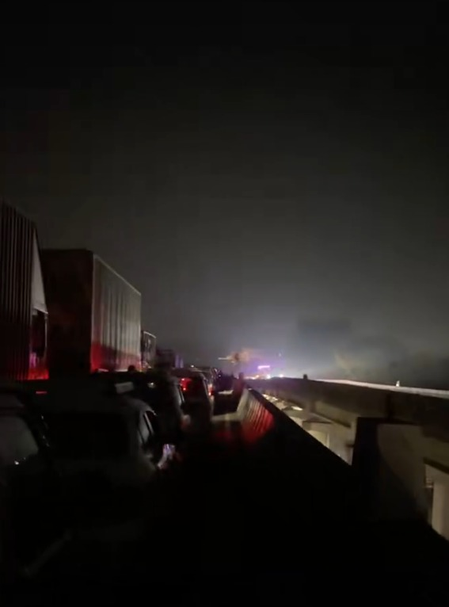 मुंबई-पुणे एक्सप्रेसवे पर पलटा गैस टैंक, 12 घंटे से अधिक समय तक ट्रैफिक बंद