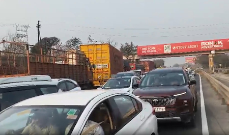 मुंबई-पुणे एक्सप्रेसवे पर 32 घंटे बाद भी ट्रैफिक बेहाल, यात्री परेशान