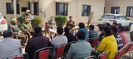 एसपी साउथ जम्मू ने विलेज डिफेंस गार्ड्स के साथ की सुरक्षा तैयारियों की समीक्षा, कड़ी निगरानी रखने का किया आह्वान