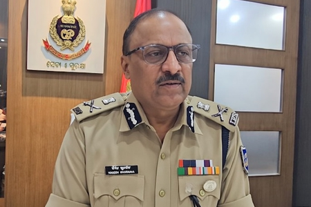 ओडिशा : रायगड़ा-कंधमाल से 19 माओवादियों ने किया सरेंडर, दो राज्य समिति सदस्य भी शामिल