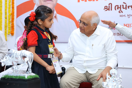 'पढ़-लिखकर कलेक्टर बनो,' खुद स्कूल पहुंचकर भूपेंद्र पटेल ने पूरा किया बच्ची से वादा