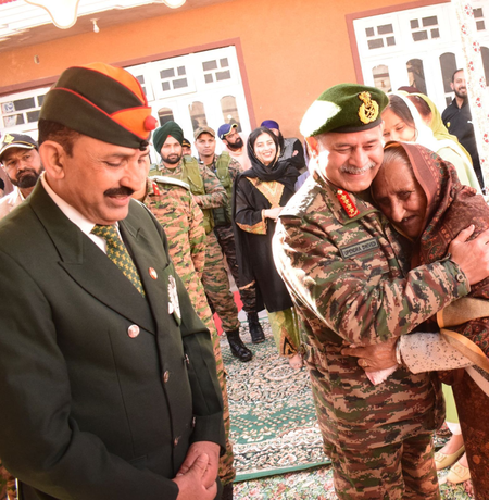 थलसेना प्रमुख जनरल उपेंद्र द्विवेदी को मिला पुराना सहकर्मी, पूंछ के फार्वरड इलाके के दौरे के दौरान हुई मुलाकात
