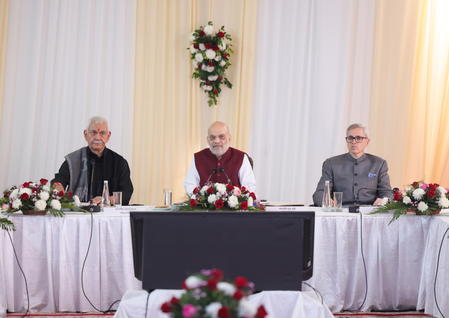 केन्द्रीय गृह एवं सहकारिता मंत्री अमित शाह ने जम्मू और कश्मीर में विकास परियोजनाओं की प्रगति की समीक्षा बैठक की