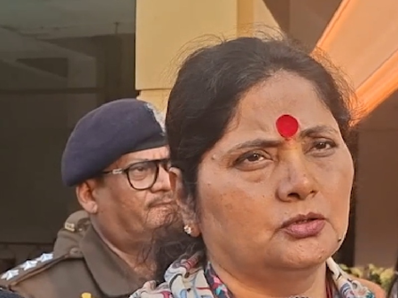 तीन बहनों की आत्महत्या मामले में पीड़ित परिवार से मिलने पहुंचीं राज्य महिला आयोग की अध्यक्ष बबीता सिंह चौहान