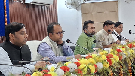 नवादा: जिला पदाधिकारी की अध्यक्षता में प्रधान लिपिकों के साथ मासिक समीक्षा बैठक आयोजित