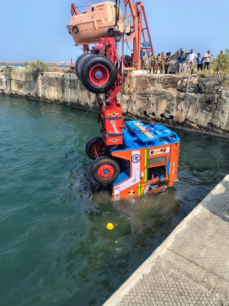 चेन्नई पोर्ट में पलटे ट्रेलर की ड्राइवर केबिन बरामद, भारतीय नौसेना ने चलाया विशेष अभियान