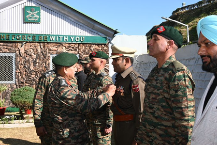 सेना प्रमुख ने जम्मू-कश्मीर में परखी सुरक्षा, आतंकी अभियानों की समीक्षा; उन्नत तकनीकों से तैयारी पर जोर