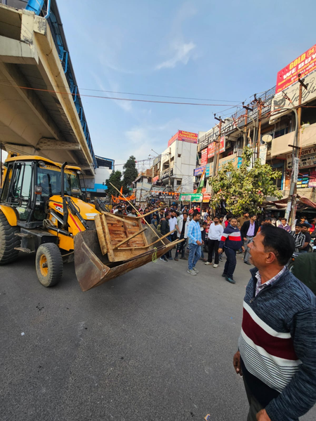 नोएडा में अतिक्रमण के खिलाफ सख्त कार्रवाई, प्रतिदिन चलेगा अभियान