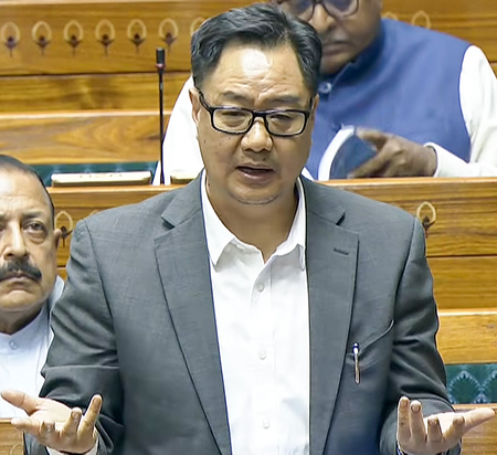 लोकसभा में कांग्रेस के हंगामे पर किरेन रिजिजू की तीखी प्रतिक्रिया, बोले- क्या एक आदमी पूरे देश का महाराजा है