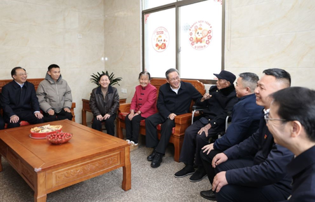 ली छ्यांग ने च्यांगशी में कार्यकर्ताओं और आम जनता से मुलाकात की