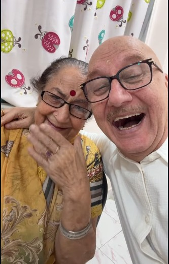 अनुपम खेर ने मां दुलारी के साथ शेयर किया मजेदार वीडियो, ट्रेंडिंग ऑडियो पर दिखाई जबरदस्त केमिस्ट्री