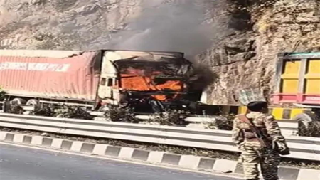 झारखंडः रामगढ़ की चुटूपालू घाटी में कंटेनर में लगी आग, चालक की जिंदा जलकर मौत