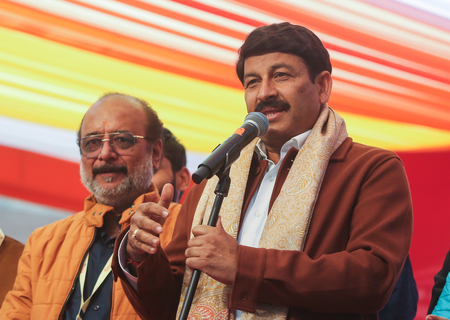 राहुल गांधी के पूर्वजों ने देश को बेचने का काम किया: मनोज तिवारी