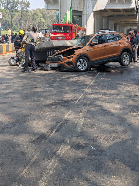 मुंबई में मेट्रो पिलर के सीमेंट का बड़ा हिस्सा चलते ऑटोरिक्शा पर गिरा, कई लोग घायल