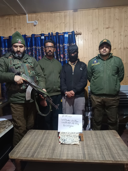 श्रीनगर बडगाम पुलिस ने ड्रग पेडलर को गिरफ्तार किया, प्रतिबंधित सामान बरामद