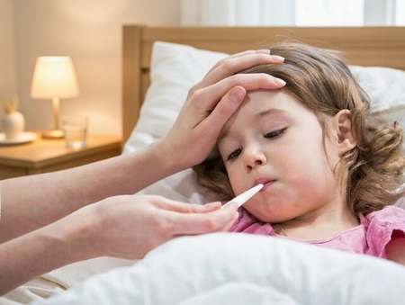 मौसम बदलते ही क्यों बीमार पड़ जाते हैं बच्चे? जानिए बचाव का आसान तरीका