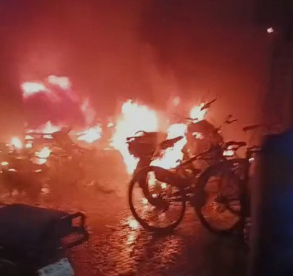 महाराष्ट्र: बेसमेंट में भीषण आग ने मचाया कोहराम, 29 दोपहिया वाहन खाक, पांच लोग हुए घायल