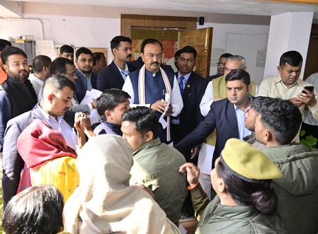 उपमुख्यमंत्री केशव प्रसाद मौर्य ने विधानसभा सत्र से पूर्व 'जनता दर्शन' में सुनीं जन-समस्याएं