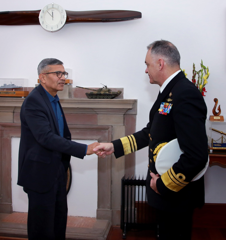 ग्रीस नेवी चीफ और रक्षा सचिव की मुलाकात, समुद्री सुरक्षा एवं जहाज निर्माण पर हुई बात