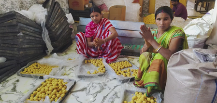 बिहार: पीएमएफएमई योजना से आत्मनिर्भरता की मिसाल, शशि ने बेसन लड्डू कारोबार से बदली किस्मत