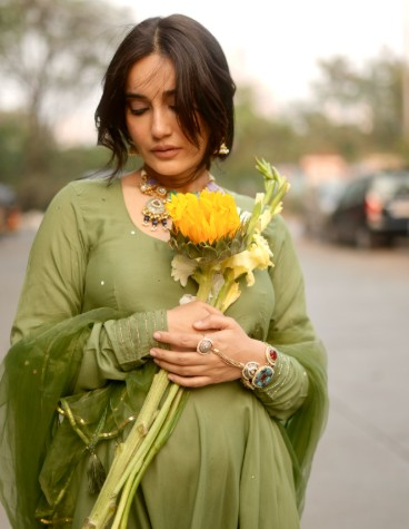 सुरभि ज्योति का प्रेग्नेंसी ग्लो देख फैंस हुए दीवाने, ग्रीन सूट में बेबी बंप फ्लॉन्ट कर फूल सी खिलीं खूबसूरत