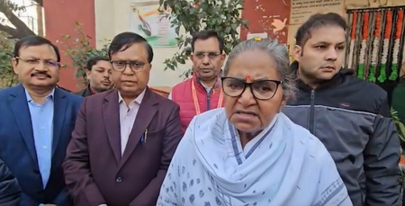 यूपी बोर्ड के एग्जाम शुरू, मंत्री गुलाब देवी ने लखनऊ में स्कूल पहुंचकर परीक्षार्थियों का बढ़ाया हौसला