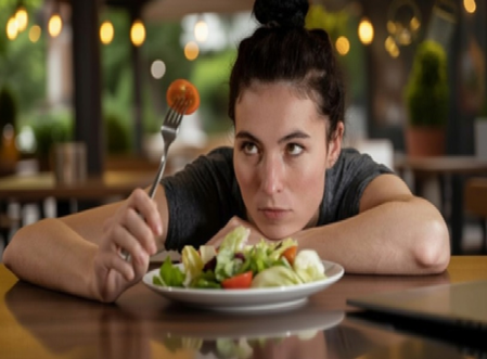 सेहत के लिए हानिकारक आधी रात में भोजन करना, मोटापा-तनाव की बनता है वजह