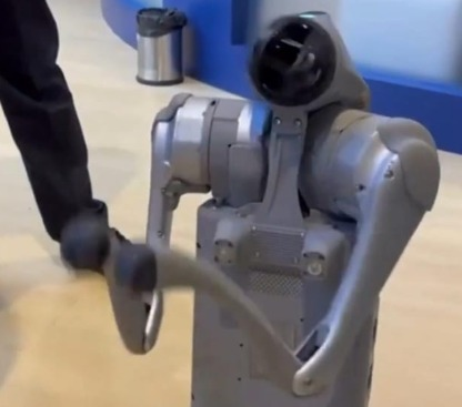 चीनी रोबोडॉग विवाद में गलगोटिया यूनिवर्सिटी पर एक्शन, मंत्री अश्विनी वैष्णव ने दिया जवाब