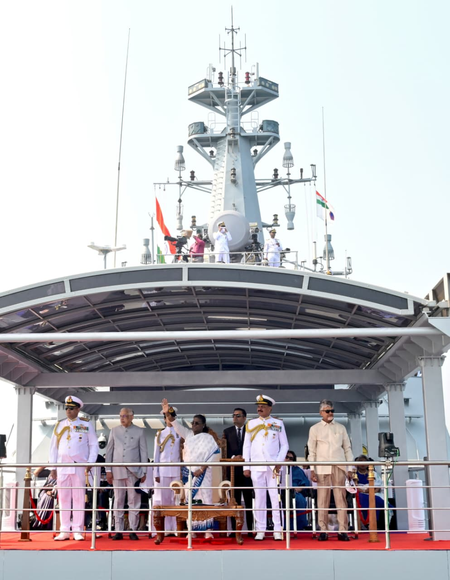 आईएनएस सुमेधा से राष्ट्रपति ने किया इंटरनेशनल फ्लीट रिव्यू का अवलोकन, 70 से अधिक देशों की नौसेनाएं ले रहीं भाग