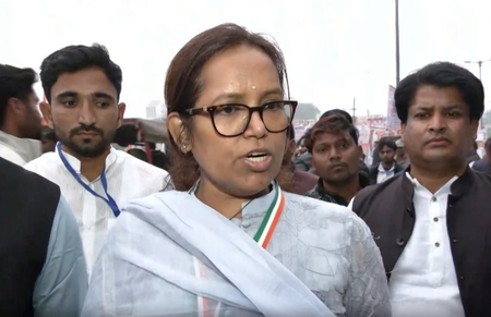 महाराष्ट्र : वर्षा गायकवाड़ की फडणवीस-शिंदे से मांग, रेलवे लाइन के पास की झुग्गीयों को पुनर्वास तक नहीं हटाया जाए