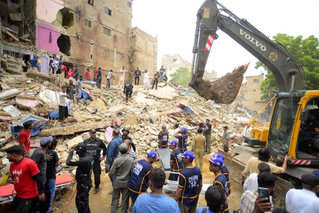 Death toll in Karachi building collapse rises to 13 Death toll in Karachi building collapse rises to 13