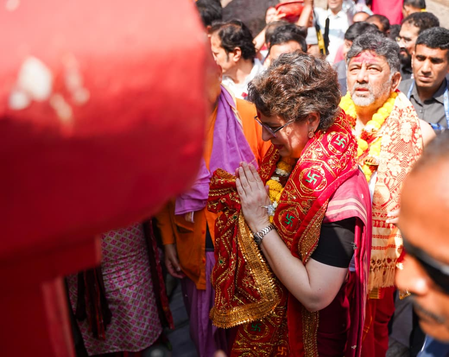 असम दौरे पर प्रियंका गांधी, मां कामाख्या देवी के दर्शन कर लिया आशीर्वाद