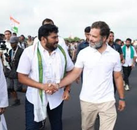 AI समिट में कपड़े उतार प्रदर्शन! कौन है नरसिम्हा यादव? राहुल गांधी संग वायरल तस्वीर पर भाजपा का हंगामा