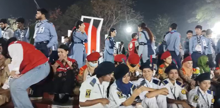 1952 में बंगाली भाषा के लिए जान गंवाने वालों को ढाका यूनिवर्सिटी में दी गई श्रद्धांजलि