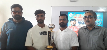 आईपीएल में पंजाब किंग्स से जुड़ने के बाद पहली बार गोरखपुर लौटे विशाल, घर पर हुआ 'हीरो' जैसा जबरदस्त स्वागत