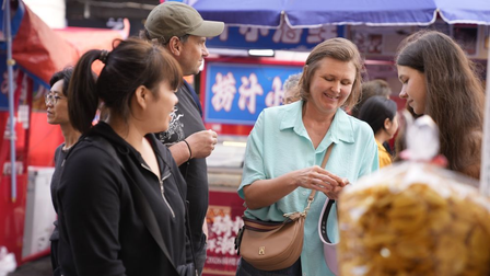 स्प्रिंग फेस्टिवल के दौरान विदेशियों के लिए एक नया ट्रेंड बना चीन में शॉपिंग करना