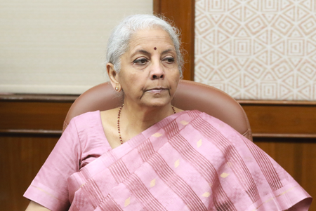 बैंक मिस-सेलिंग बंद करें, अपने मूल काम पर दें ध्यान वित्त मंत्री सीतारमण