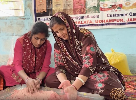 श्री गोकुल गोदाम की पहल: पंचगव्य से बन रहे हर्बल रंग, महिलाएं गढ़ रहीं आत्मनिर्भरता की नई उड़ान