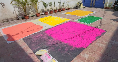 भागलपुर में खुशबूदार होली: सेल्फ हेल्प ग्रुप की महिलाओं ने तैयार किया अरोमाथेरेपी वाला हर्बल गुलाल