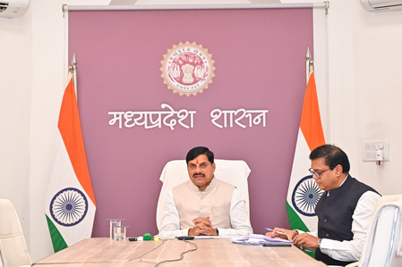 भोपाल के हलाली डैम क्षेत्र में सीएम मोहन यादव ने छोड़े पांच दुर्लभ प्रजाति के गिद्ध