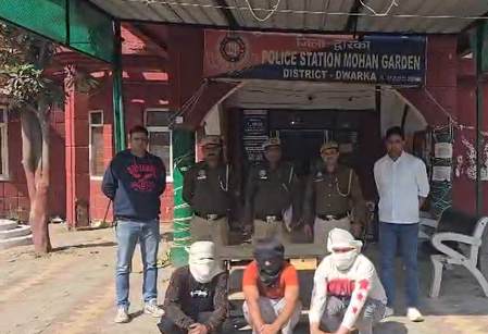 दिल्ली सरकारी कर्मचारी से लूट मामले में तीन आरोपी गिरफ्तार, सोने की चेन बरामद