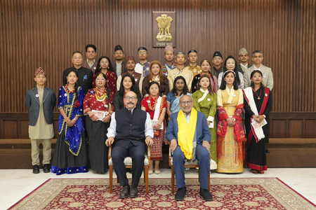 उपराष्ट्रपति ने दार्जिलिंग के युवा डेलीगेशन से की बातचीत, सांस्कृतिक विरासत को बचाने की अपील उपराष्ट्रपति ने दार्जिलिंग के युवा डेलीगेशन से की बातचीत, सांस्कृतिक विरासत को बचाने की अपील