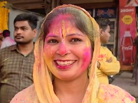 बरसाना की विश्व प्रसिद्ध होली में राधा रानी के रंग में रंगे श्रद्धालु, आध्यात्मिक अनुभव किया शेयर