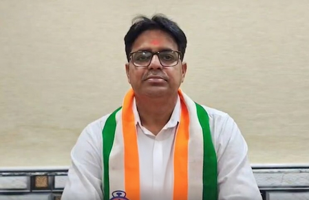 सरकारी दफ्तरों में नमाज पर संग्राम! मनीष दुबे बोले- संवैधानिक जगहों पर गलत, गहन जांच हो