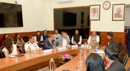 देश में न सिर्फ हथियार और सैन्य उपकरण बनें, बल्कि निर्यात भी किए जाएं राजनाथ सिंह