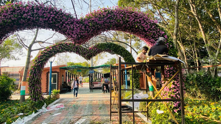 ग्रेटर नोएडा में चार दिनों तक सजेगी फूलों की रंगीन दुनिया, लोगों को लुभाएंगी ऑपरेशन सिंदूर की झांकी के साथ राष्ट्रीय पक्षी की आकृतियां