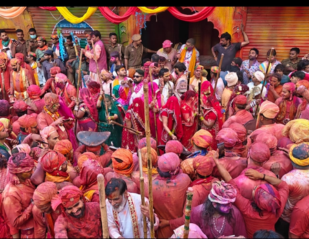 नंदगांव के हुरियारों पर बरसाना में बरसीं प्रेम की लाठियां, परंपरा का उड़ा गुलाल