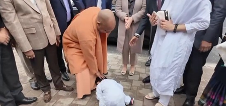 जापान में बच्चे ने जीता सीएम योगी का दिल, पैर छूकर लिया आशीर्वाद और सुनाए संस्कृत के श्लोक