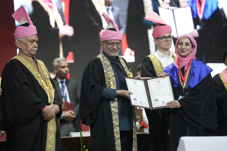 कश्मीर विश्वविद्यालय के दीक्षांत समारोह में उपराष्ट्रपति का आह्वान, यह हम सबका कश्मीर, महिलाओं के प्रदर्शन सराहा